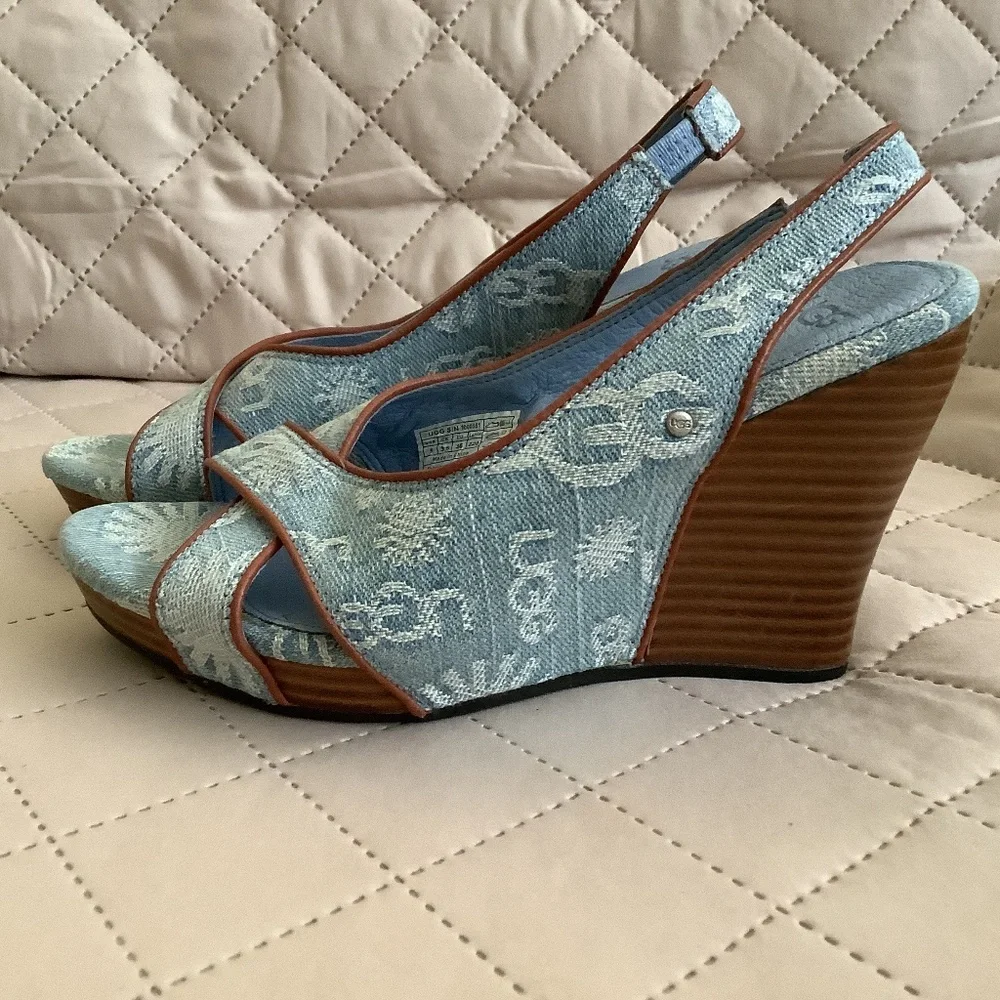 FINAL SALE! New UGG Hazel Blue Denim Logo Wedge Sandals mismatch size 5 & 5.5 - Picture 3 of 15